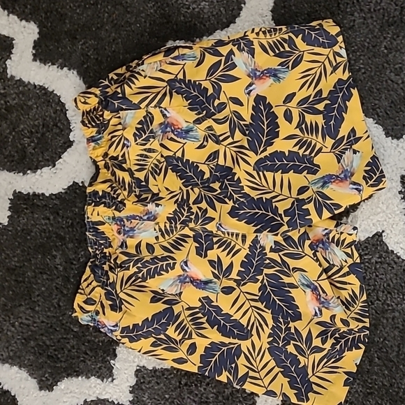 Charleston Threads sz medium yellow blue swim trunks with hummingbirds SW57 - Picture 4 of 4